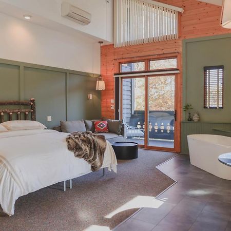Outland Chalet & Suites Great Smoky Mountains Whittier エクステリア 写真