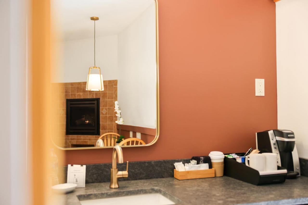 Outland Chalet & Suites Great Smoky Mountains Whittier エクステリア 写真