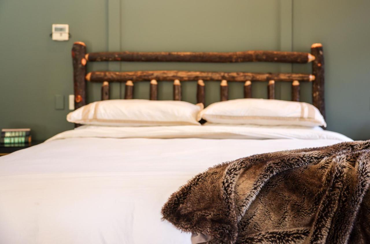 Outland Chalet & Suites Great Smoky Mountains Whittier エクステリア 写真