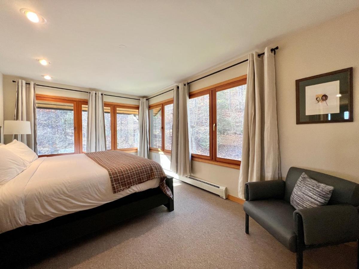 Outland Chalet & Suites Great Smoky Mountains Whittier 部屋 写真