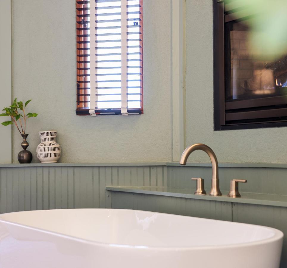 Outland Chalet & Suites Great Smoky Mountains Whittier エクステリア 写真
