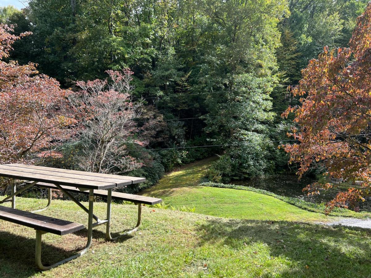 Outland Chalet & Suites Great Smoky Mountains Whittier エクステリア 写真