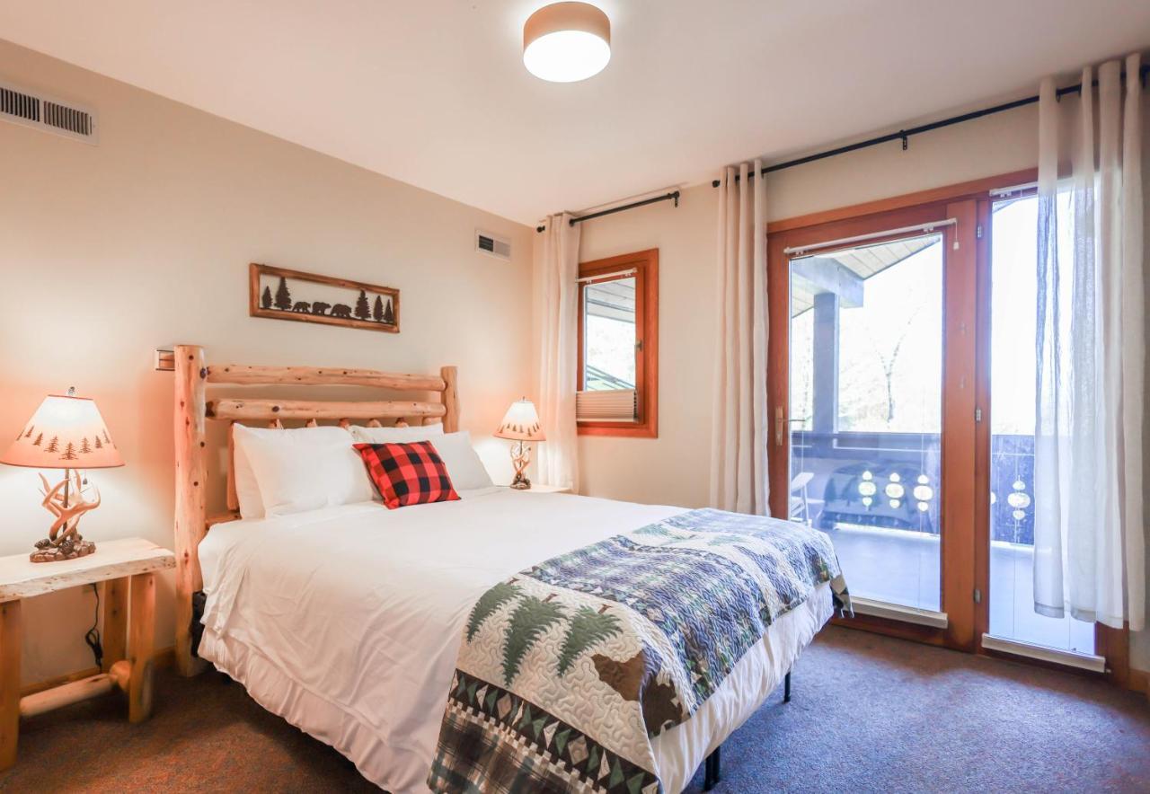 Outland Chalet & Suites Great Smoky Mountains Whittier 部屋 写真