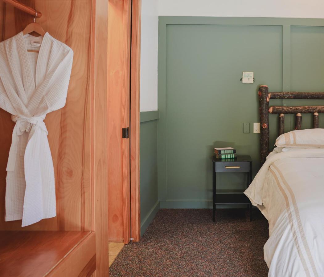 Outland Chalet & Suites Great Smoky Mountains Whittier エクステリア 写真