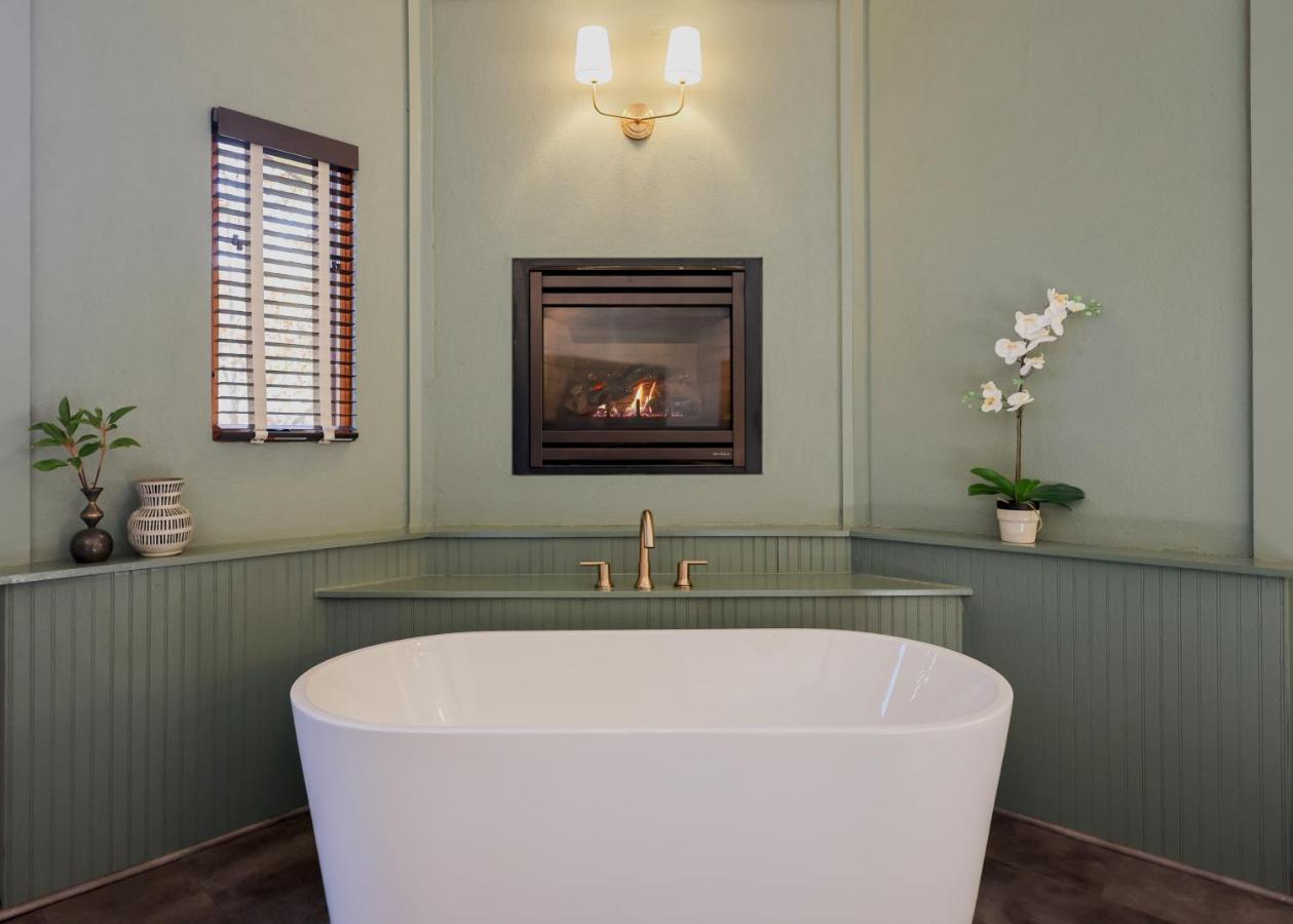 Outland Chalet & Suites Great Smoky Mountains Whittier エクステリア 写真