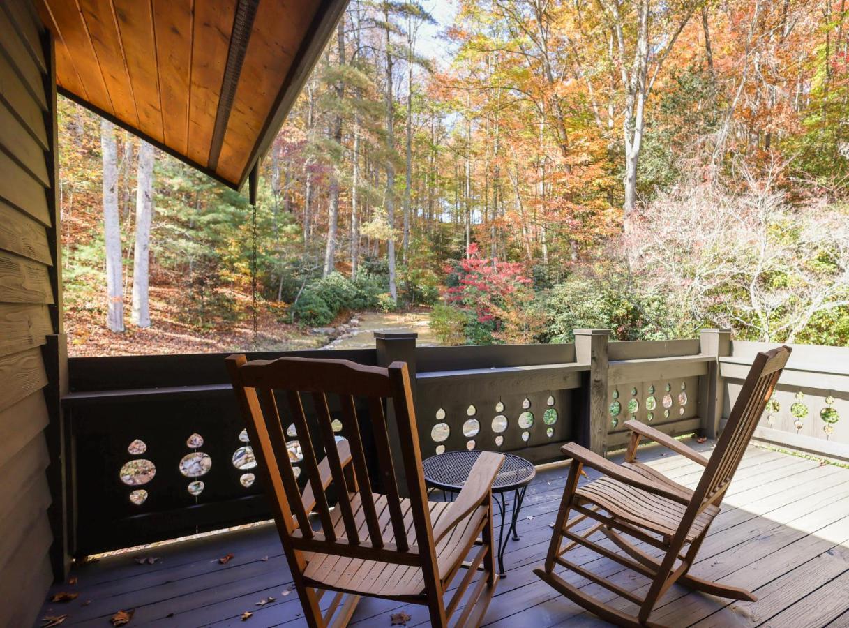 Outland Chalet & Suites Great Smoky Mountains Whittier 部屋 写真