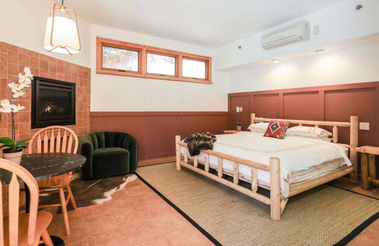 Outland Chalet & Suites Great Smoky Mountains Whittier エクステリア 写真