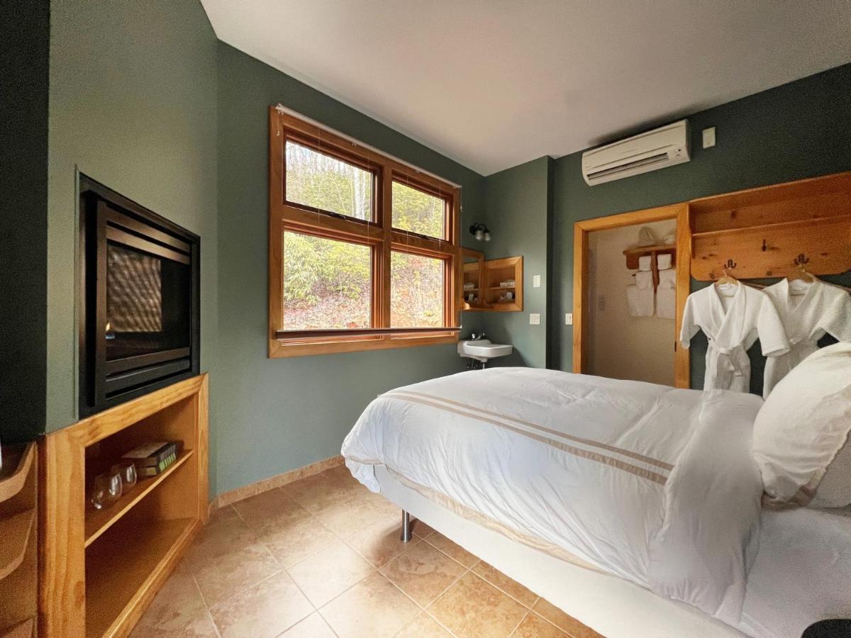 Outland Chalet & Suites Great Smoky Mountains Whittier 部屋 写真