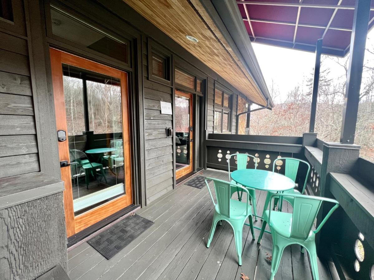 Outland Chalet & Suites Great Smoky Mountains Whittier エクステリア 写真