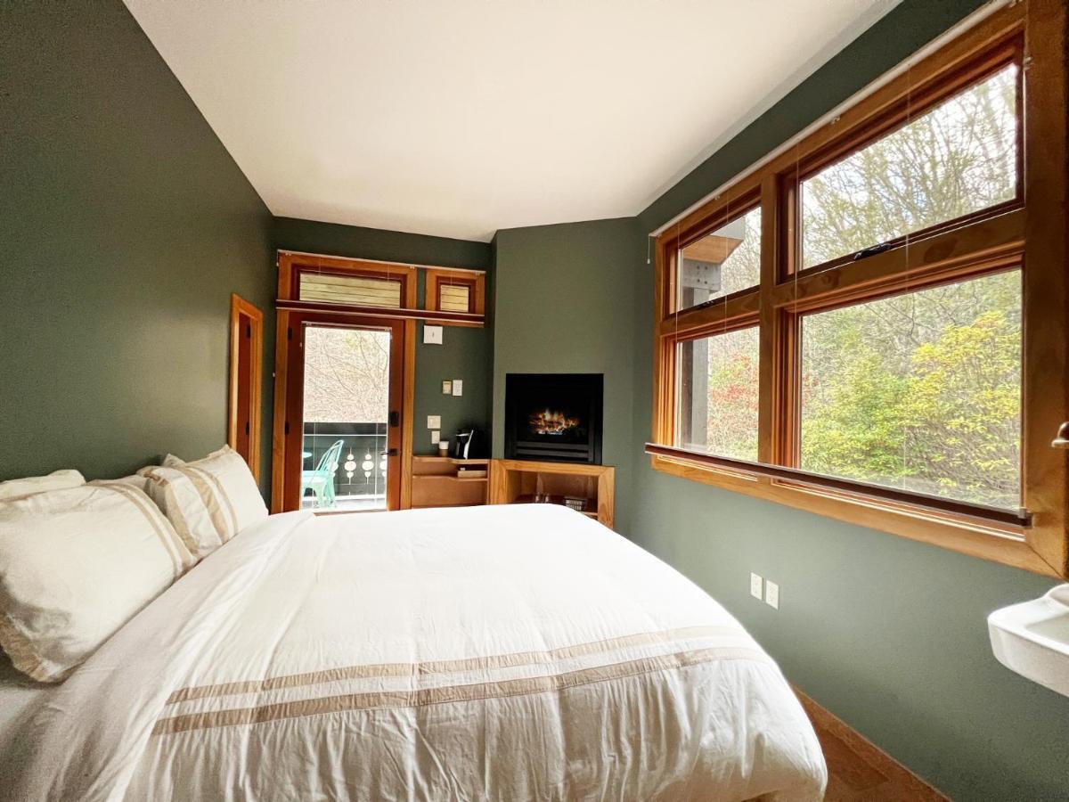 Outland Chalet & Suites Great Smoky Mountains Whittier エクステリア 写真