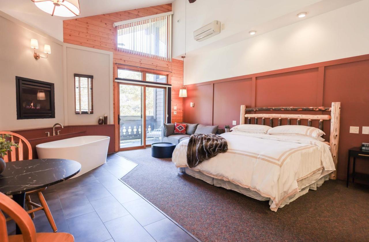 Outland Chalet & Suites Great Smoky Mountains Whittier エクステリア 写真